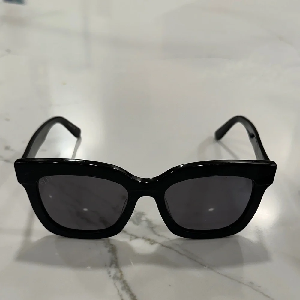 DIFF Carson Black Sunglasses - Picture 7 of 10